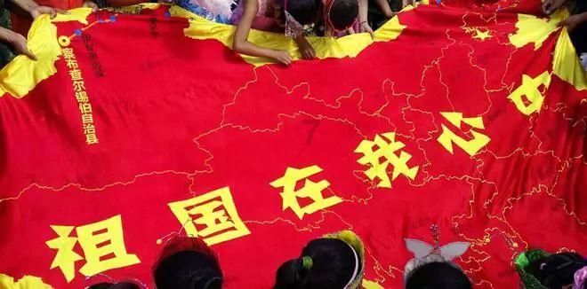 家人真是傻！帮他们缴医疗保险，养老保险！他们还以为可以随便输入个名字和号码就可以缴费呢！问这问那？游戏画面