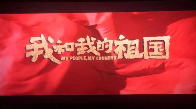 女子登机前鞋子开口,保洁阿姨用胶带帮忙缠好